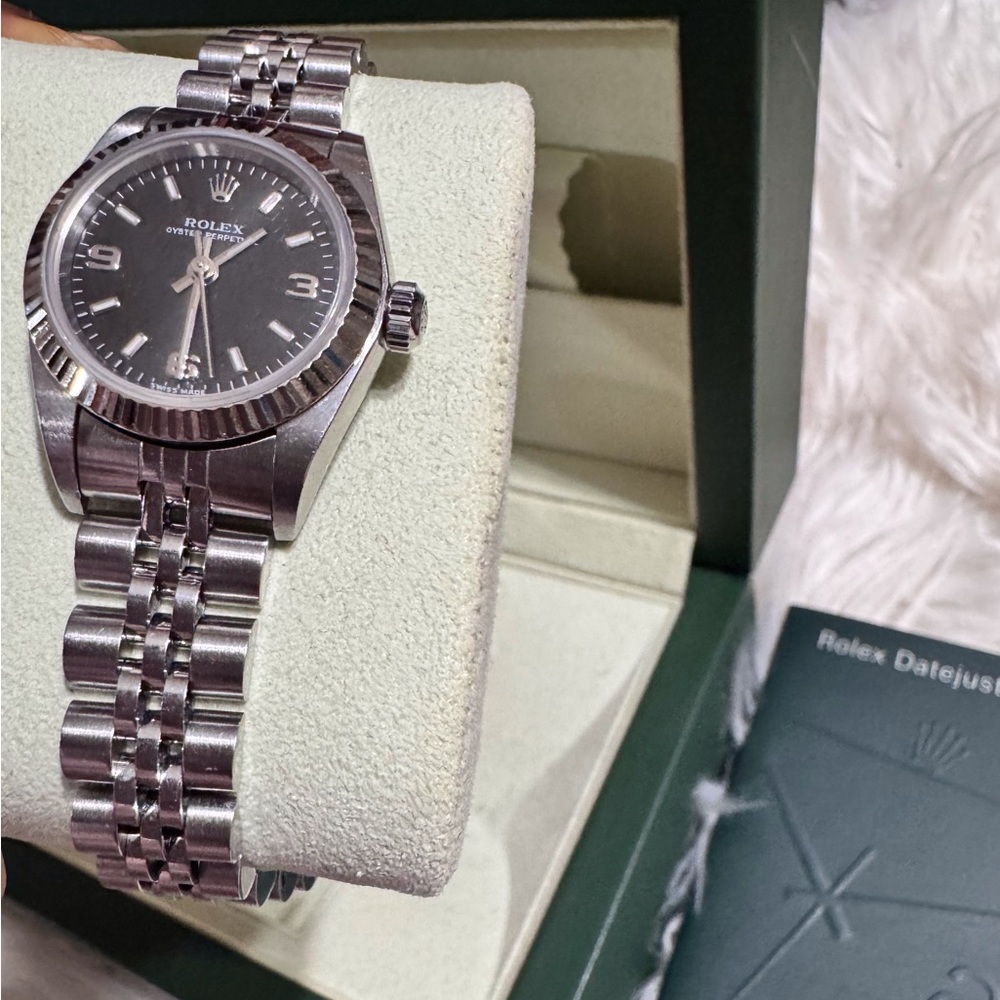 Rolex Oyster Perpetual Featuring a Jubilee Bracelet With Black Dial - Picture 4 of 10